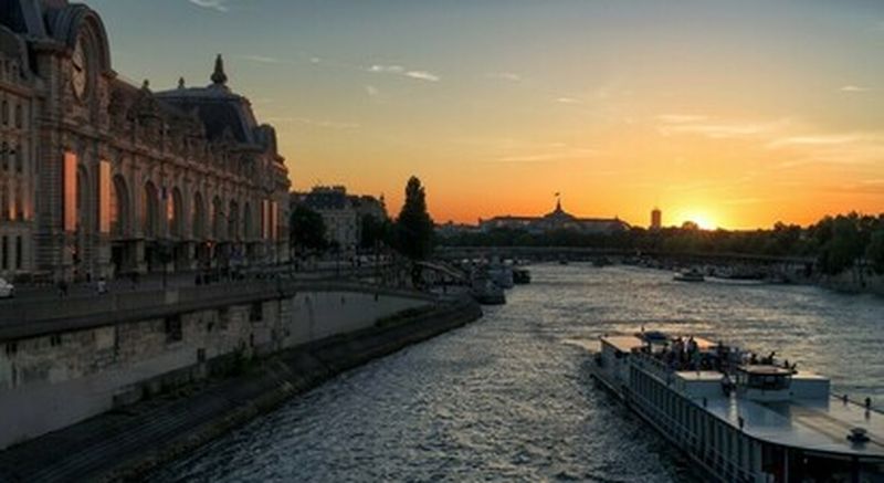 Dîner croisière et brunch gourmand sur la seine depuis le pont de Bir-Hakeim à Paris