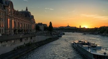 Dîner croisière et brunch gourmand sur la seine depuis le pont de Bir-Hakeim à Paris