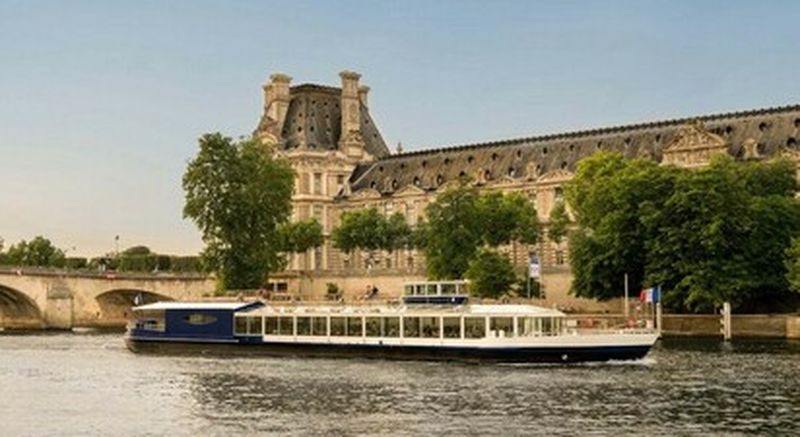 Restaurant et croisière sur la Seine depuis l'île aux cygnes à Paris
