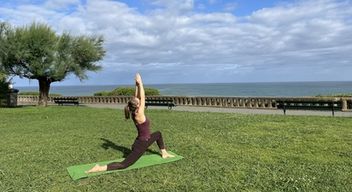 Cours privés de yoga face à l'océan à Biarritz