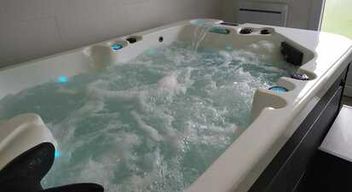 Jacuzzi et massage bien-être à Saint-Jean-d'Angle près de Rochefort
