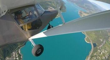 Baptême de l'air en ULM en Ubaye au-dessus du lac de Serre-Ponçon à Barcelonnette