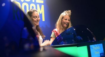 Participation à un blindtest immersif dans un décor de plateau TV à Clermont Ferrand