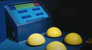 Participation à un blindtest immersif dans un décor de plateau TV à Bordeaux