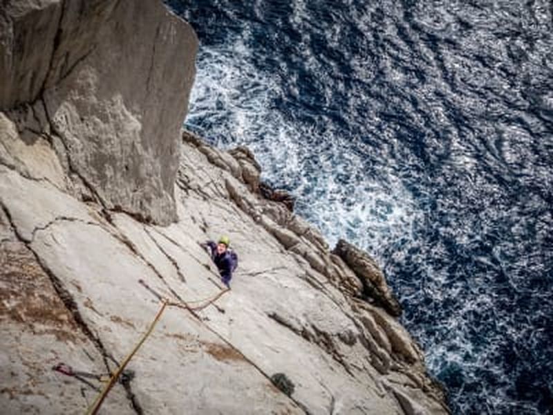 Escalade grande voie dans les Calanques à côté de Marseille