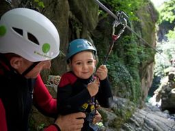 Canyoning dans le kids canyon de la Besorgues, Ardèche