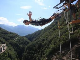 Saut à l'élastique de 220 m depuis le barrage de Verzasca à côté de Locarno, Tessin