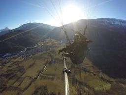 Vol en parapente en tandem au-dessus de la vallée de Benasque dans les Pyrénées aragonaises