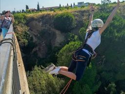 Saut à l'élastique depuis le pont de Saldes, près du parc naturel de Cadí-Moixeró
