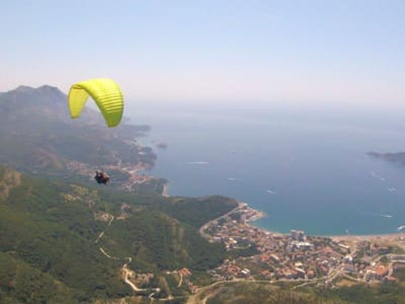 Vol en parapente en tandem au-dessus de la vieille ville de Budva, Monténégro