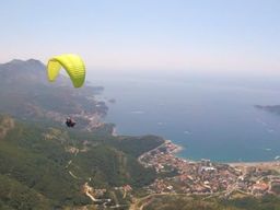 Vol en parapente en tandem au-dessus de la vieille ville de Budva, Monténégro