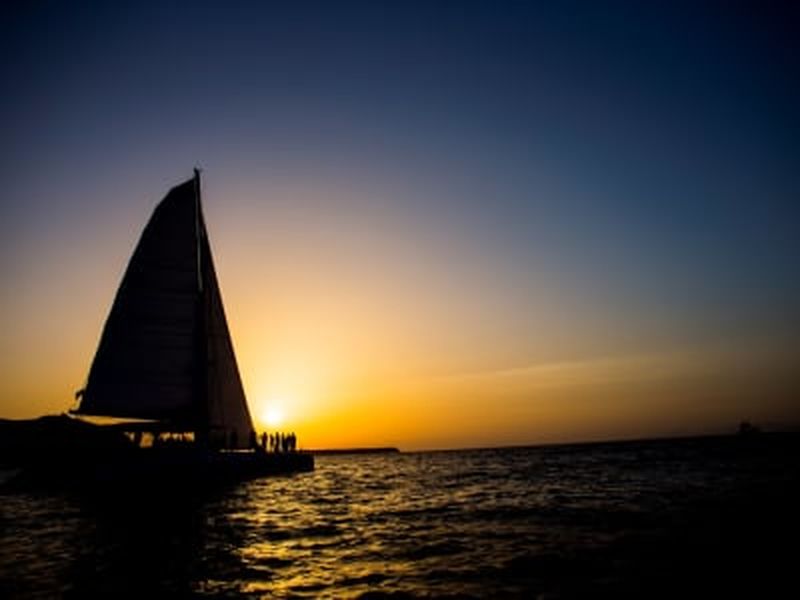 Croisière semi-privée au coucher du soleil à Santorin depuis le port de Vlychada