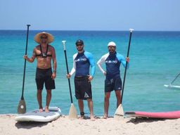 Cours de SUP à la plage de Messakti, Ikaria