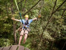 Saut à l'élastique à Pedraforca Parc Aventura, près de Saldes