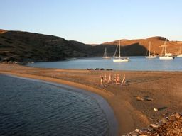 Kayak Yoya au coucher du soleil sur la plage de Kolona, île de Kythnos