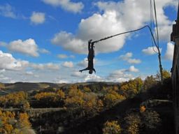 Saut à l'élastique du viaduc de Sainte-Eulalie, près de Millau