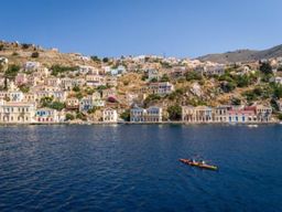 Excursion en kayak de mer depuis la plage de Pedi à Symi, près de Rhodes