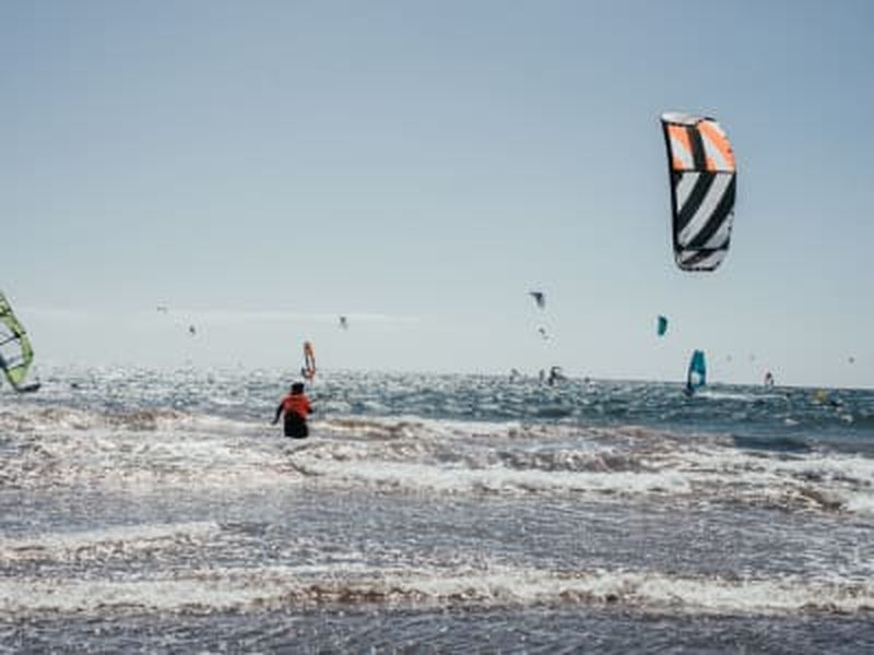 Cours de kitesurf avec des instructeurs certifiés IKO, à El Medano, Tenerife