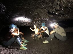 Spéléologie dans les tunnels de lave du volcan du Piton de la Fournaise, La Réunion