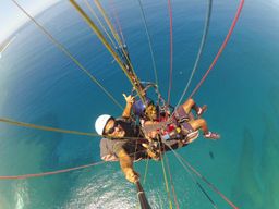 Vol en parapente au-dessus du lagon de Saint-Leu à La Réunion