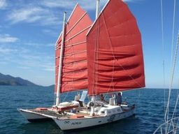 Excursion en double pirogue à voile dans le lagon de Tahiti avec snorkeling