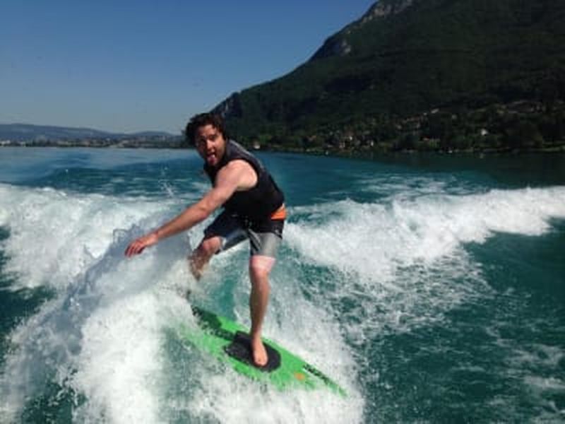 Découverte du wakeboard ou wakesurf en bateau sur le lac d'Annecy