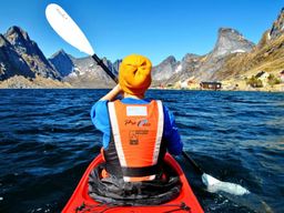 Excursion estivale en kayak dans les îles Lofoten au départ d'Eggum