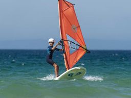 Cours de windsurf à Tarifa, sur la plage de Valdevaqueros
