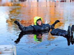 Ice floating dans le canal d'Oravi près du parc national de Linnansaari