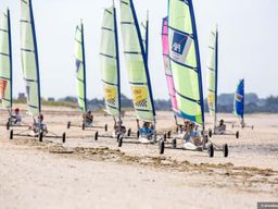 Char à voile dans la baie du Mont-Saint-Michel, près de Saint-Malo
