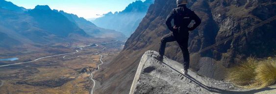 Balade à vélo sur la Route de la Mort + Tyrolienne