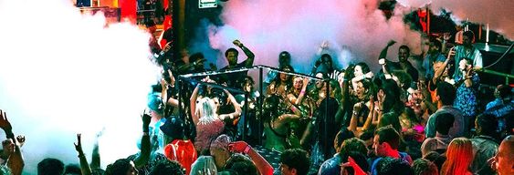 Fête dans la discothèque Mandala Nightclub
