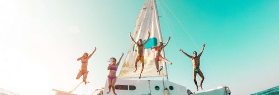 Fête sur un bateau à Mykonos au coucher du soleil