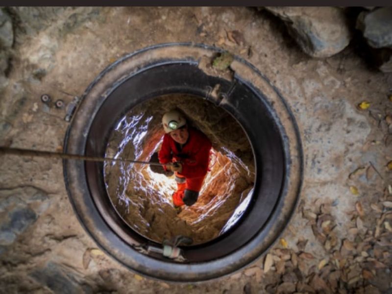 Spéléologie dans la Grotte Fontaine de Champclos (07)