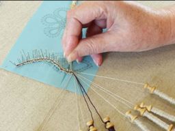 Atelier d'initiation à la dentelle aux fuseaux à Mirmande (26)