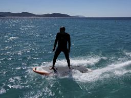 Initiation au surf électrique sur le lac de Biscarrosse (40)