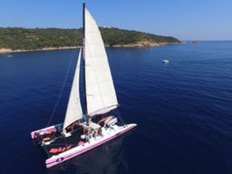 Journée en Catamaran vers le Cap Taillat depuis Cogolin