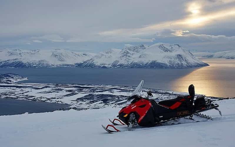 Nord Lenangen : Soirée guidée en motoneige dans les Alpes de Lyngen