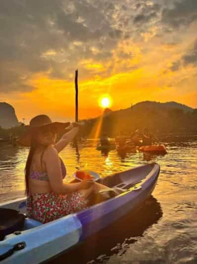 Krabi : Kayak sur le lac miroir à l'heure dorée et marché nocturne d'Ao Nang