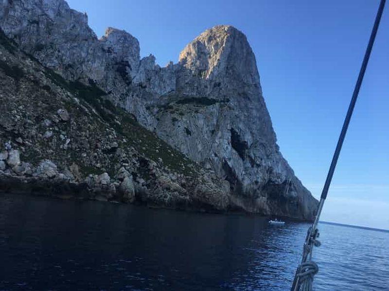 EXCURSION EN BATEAU PRIVÉ À ES VEDRA ET AUX MEILLEURES GROTTES D'IBIZA