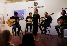 Porto : fado et vin de Porto dans un magasin de musique traditionnelle portugaise