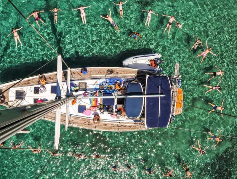 Adamas : Milos et Polyaigos : visite d'une jounée en bateau à voile avec déjeuner