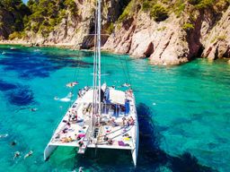Lloret de Mar : croisière en catamaran avec barbecue et boissons