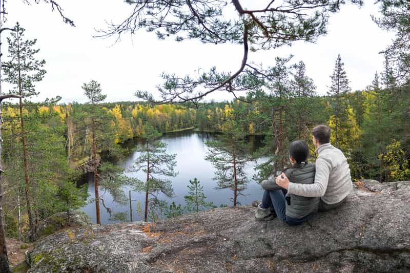 Helsinki : Randonnée dans le parc national de Nuuksio avec déjeuner autour d'un feu de camp