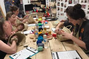 Atelier de broderie de paniers dans la médina de Marrakech