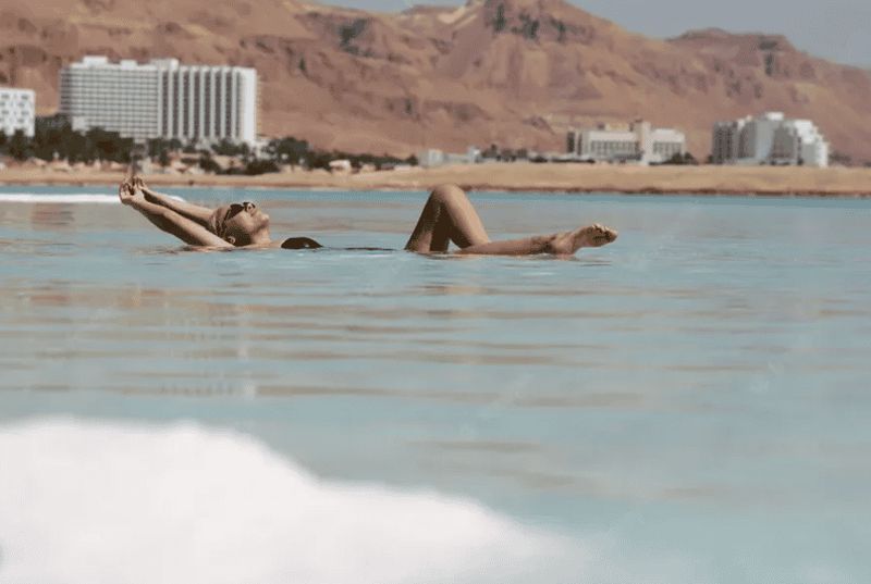 Tel Aviv : demi-journée à la plage privée de la mer Morte - petits groupes