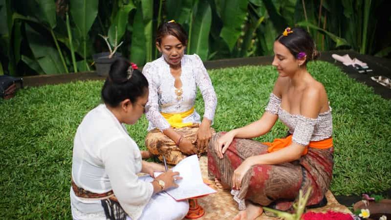 UBUD : Lecture des paumes et bénédiction par un guérisseur spirituel balinais