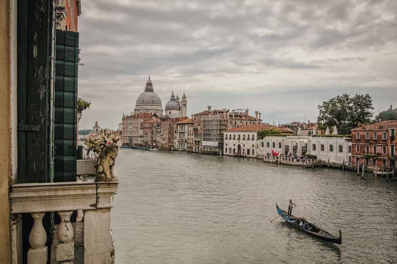 Venise : Promenade en gondole et dîner de gala dans un palais vénitien