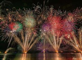 Naviguez sous les feux d'artifice dans la baie de Roses