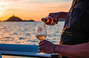 Ajaccio/Porticcio : croisière au coucher du soleil aux îles Sanguinaires et dégustation de vin